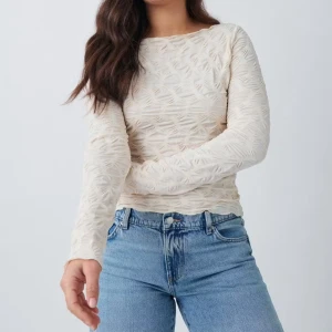 Långärmad topp - Långärmad topp. Materialet har struktur och är i tjockt material. Snygg och ser lyxig ut. Kommer dock inte till användning av mig, därför säljer jag. Nyskick. Storlek S.