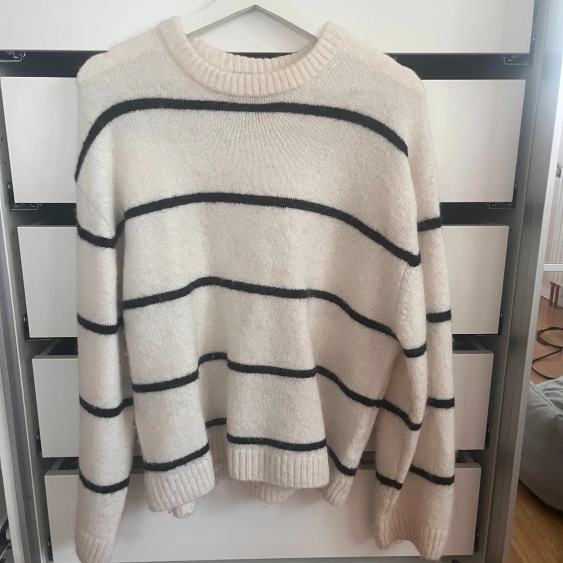 Randig stickad tröja från Gina Tricot