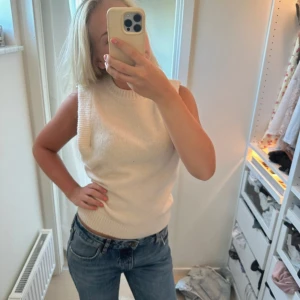 Vit stickad  - Kortärmad stickad! Jätte fint skick. 