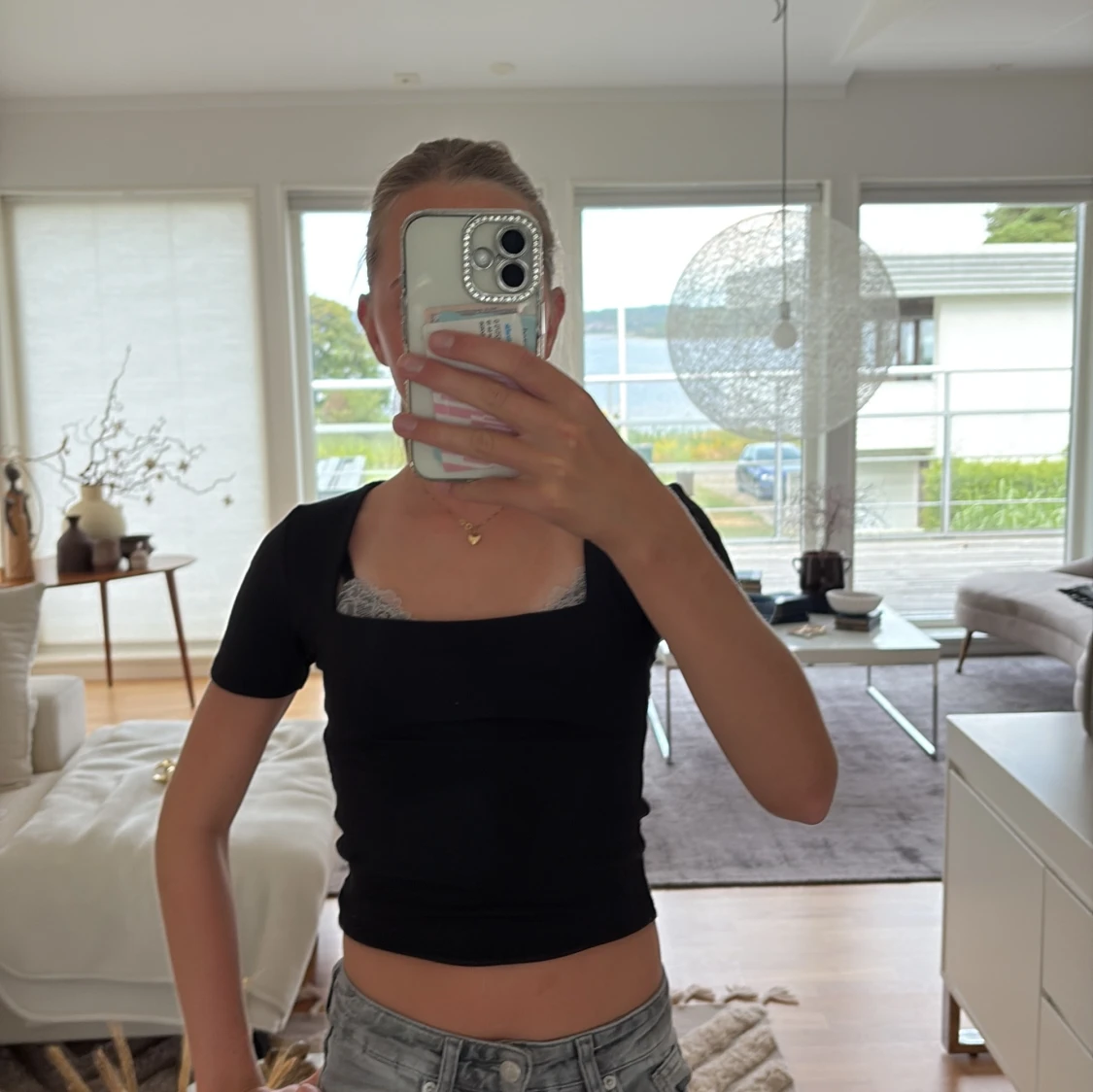 Svart croppad topp med fyrkantig ringning