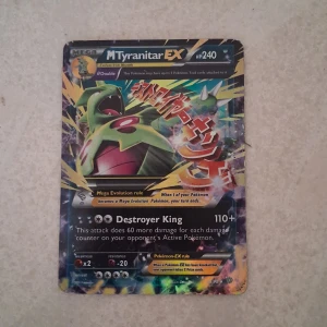 MTyranitar EX - Coolt Pokémonkort med MTyranitar EX! Perfekt för dig som samlar eller spelar Pokémon TCG. Kortet har en färgstark design och är en mäktig tillskott till din samling. Passar både nybörjare och erfarna spelare som vill ha något extra i leken.
