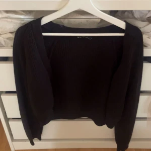 Svart stickad kofta  med lång ärm💗 - En svart stickad kofta med rund hals och långa ärmar.💗