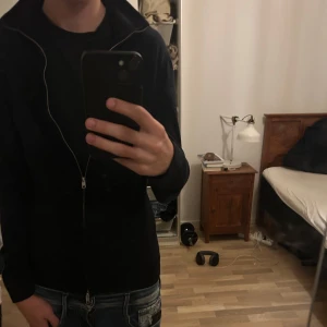 Mörkblå kofta med dragkedja från H&M - Tja! Säljer denna sjukt feta full zippen🔥 Säljer pga att den börjar bli lite för liten på mig. Skriv privat om fler frågor. köp via postnord om ni vill köpa