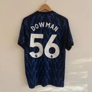 Arsenal 25/26 Max Dowman fotbollströja  - Helt ny Arsenal fotbollströja replika med Max Dowman på ryggen. Strl M