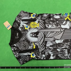 Brazil x Jesus Limited Edition  - Unik Brasil Dri-Fit fotbollströja från Nike med grymt detaljerad svart och grå grafik på framsidan, inklusive Kristusstatyn och brasilianska symboler. Gula Nike-loggor och Brasil-märke. Materialet är lätt och ventilerande polyester. Baksidan är helsvart med tryck på ärmarna. Finns i storlek S , M , L