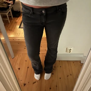  Svarta bootcut/flared jeans - Snygga svarta jeans. Jeansen har låg midja och är supersköna och snygga💕💕