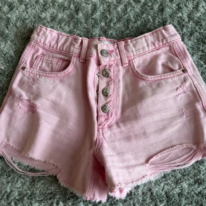 Rosa jeansshorts med hög midja - Snygga ljusrosa jeansshorts från Zara med hög midja och fransad kant i storlek 164. Finns även ett likadant par fast i blått på min profil!🩵