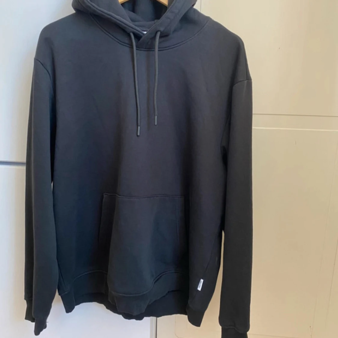 Svart hoodie från Only & Sons - 2