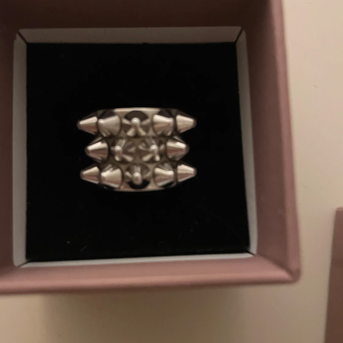 Silvrig ring med nitar från Edblad - 2