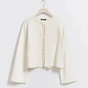 Vit omlottkofta med snörning - Superfin vit kofta från Gina Tricot med snörning framtill. Denna är så fin nu till skolan och hösten. Perfekt att styla lager på lager för en clean look.