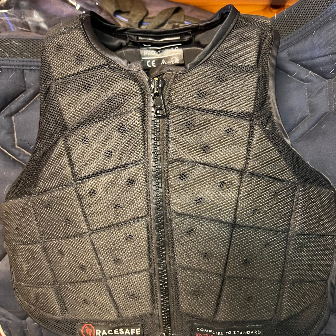 Svart skyddsväst från Racesafe barn M