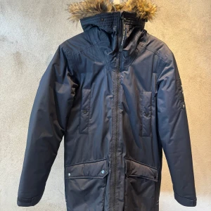 Peak Performance Men's Local Parka Jacket Coat Shadow Black Size S - Svart Peak Performance jacka i storlek S. Knappt använd.