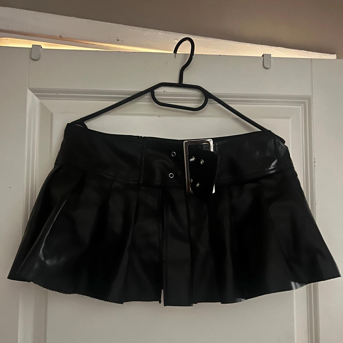 Svart minikjol i skinnimitation med bälte - 1