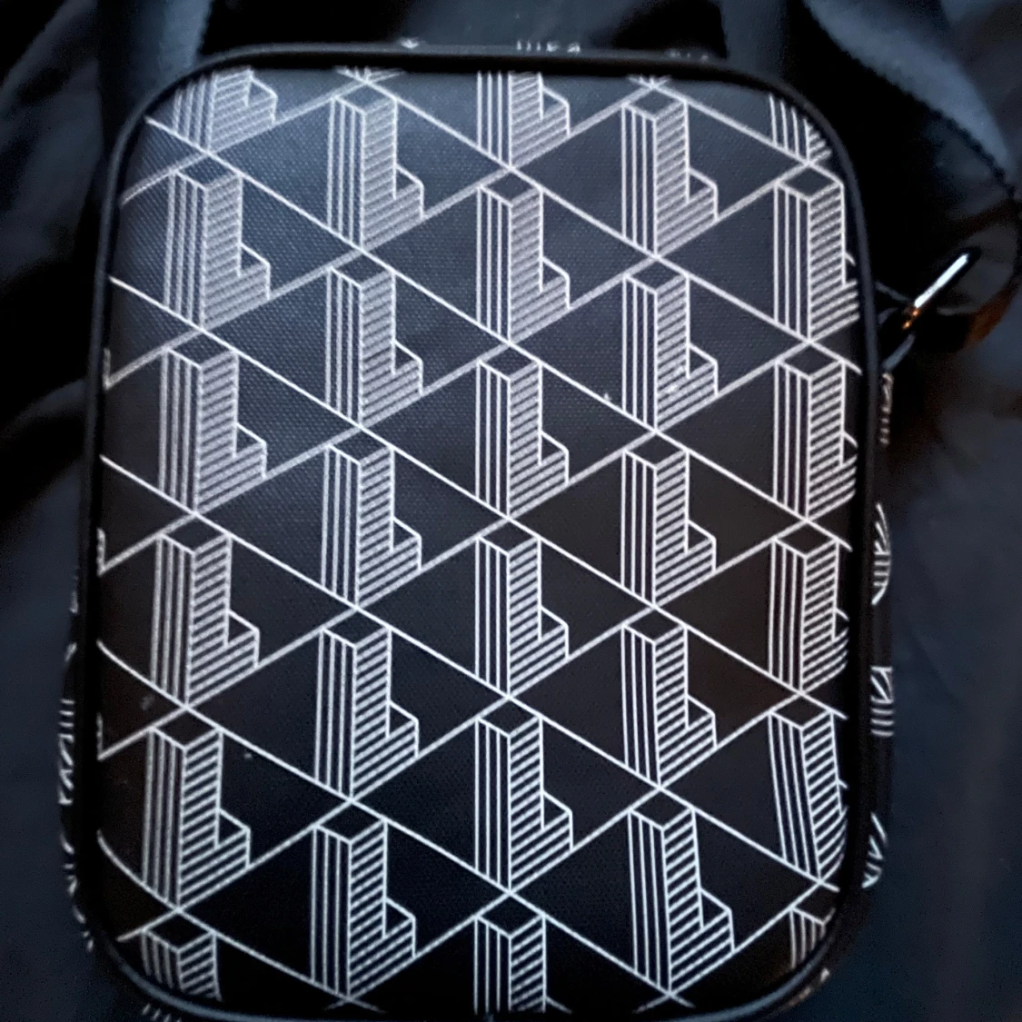 Svart axelväska från Lacoste med mönster - 1