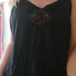 Svart linne med broderi från MSSR - Svart topp från MSSR med fina broderier