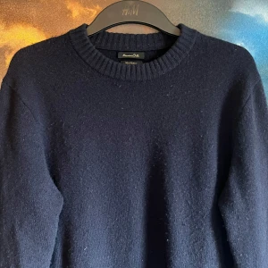 Massimo Dutti kashmir tröja - En mörkblå stickad tröja från massimo dutti i storlek Medium. Den är gjord av ull och kashmir . Det knoppriga går att ta bort, väldigt bra kvalitet samt inga tydliga tecken på slitage. Hör gärna av dig vid frågor😀