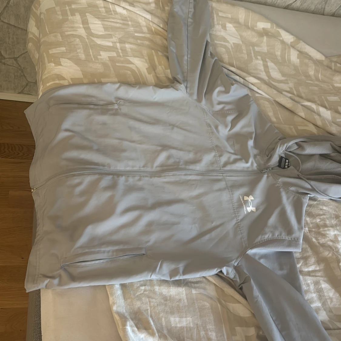Ljusgrå vindjacka från Under Armour - 2
