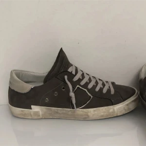 Gråa philippe model skor strolek 40 - Snygga gråa sneakers från Philippe Model skolådan ingår storlek 40