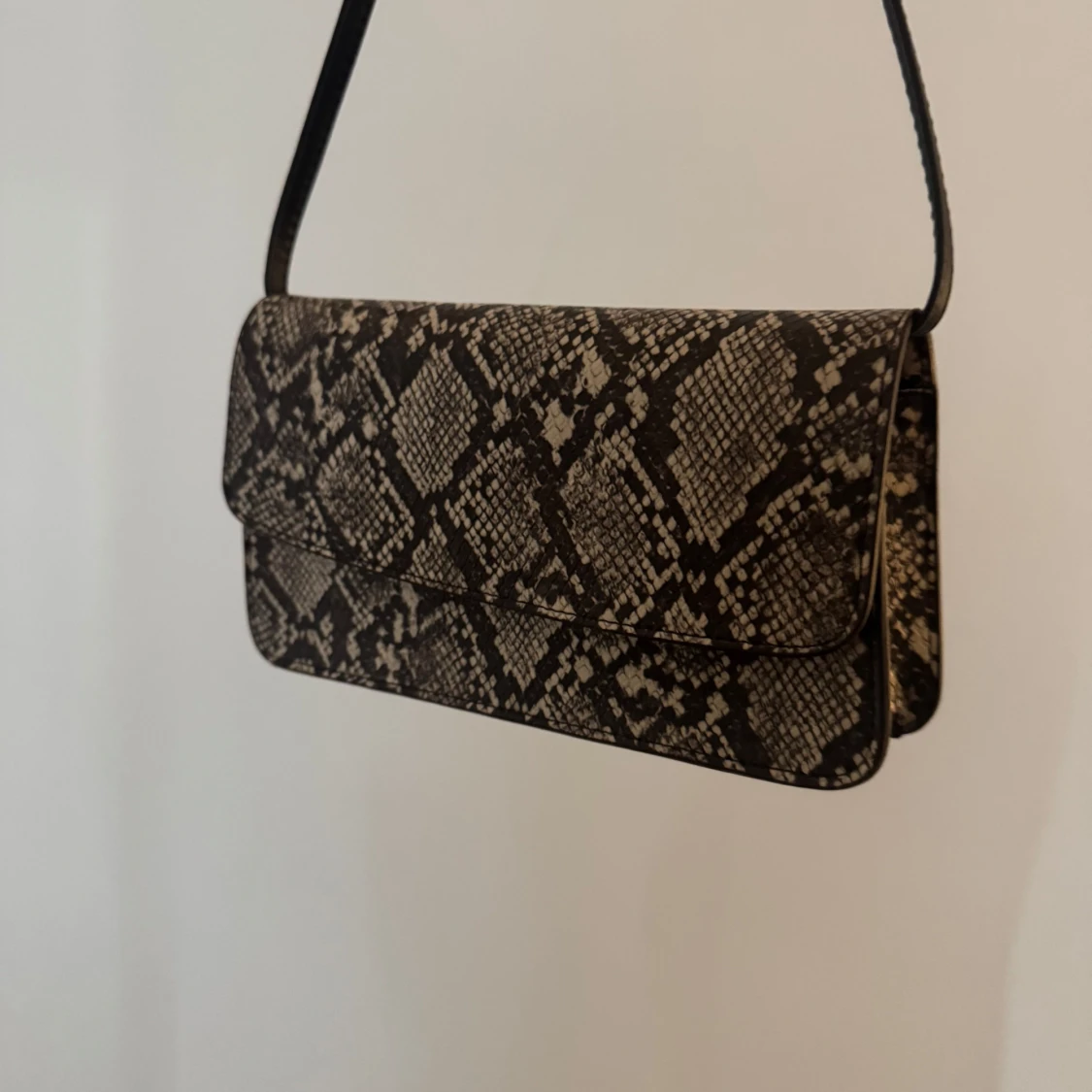 Axelväska med ormmönster i skinnimitation - 1