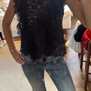 Mörkblå spetsblus från Zara - Supersnygg mörkblå blus från Zara. Nästan aldrig använd