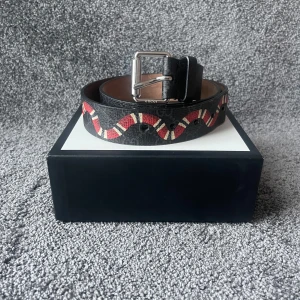 Gucci Bälte - ‼️VI TAR EJ BYTEN‼️Gucci Bälte | Skick: 9/10 | Storlek 95 CM | ingår box, påse & kort | Fraktar inom 24H efter köp på köparens bekostnad 📦💨 | Hör av dig vid minsta fråga eller fundering 💭