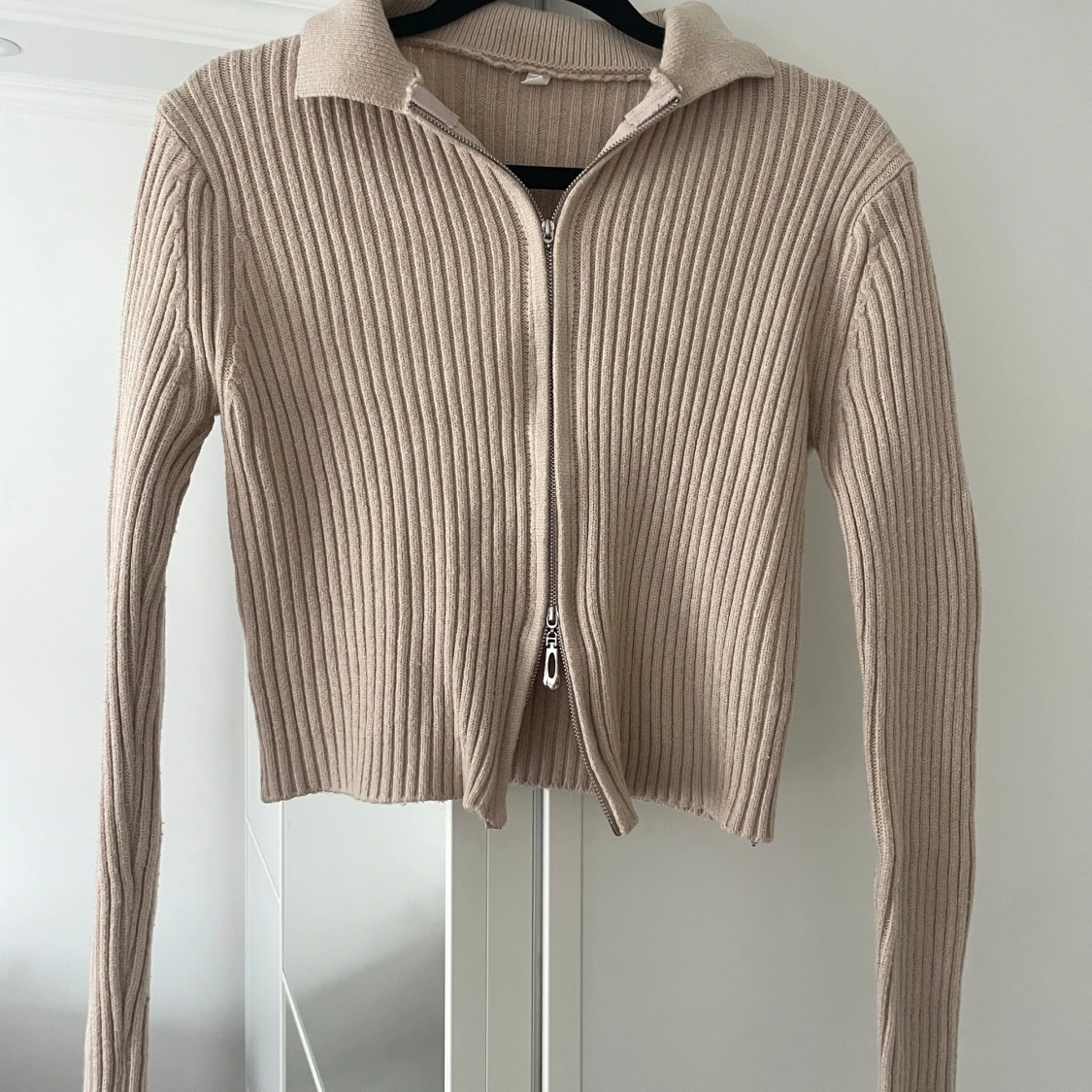 Beige ribbad kofta med dragkedja