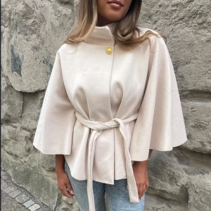 Beige poncho - Supersnygg poncho med knyt i midjan, ändast använd 2 gånger☺️💗