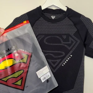 Svart Superman t-shirt YoungLA - Lyckades köpa två av denna så tänkte försöka sälja av en. Där av säljer jag en oöppnad (aldrig ens provad). 