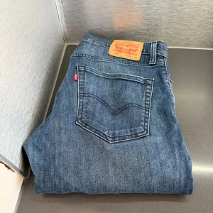 Levi’s 541 Jeans Blå W31 L32 - Sjukt fina blåa Levi’s 541 jeans i storlek W31/L32. Mått - Midja: 41,5cm Benlängd: 106,5cm. Modellen är 184cm & 63kg. Hör av dig vid funderingar!🤩