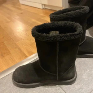 Svarta stall boots - Mysiga svarta boots i mocka med mjukt, fluffigt foder hela vägen. Det är stall skor så är från hööks!☺️