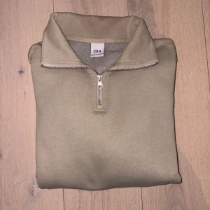 Beige half zip sweatshirt - Beige sweatshirt från Zara med half zip och hög krage. 