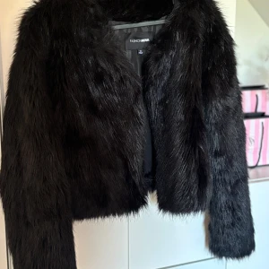 Svart pälsjacka från Fashion Nova XS - Jätte fin pälsjacka storlek Xs men passar mig som har S-M i storlek. Har två fickor. Tjock och varm perfekt för hösten/vintern eller sena utekvällar💕