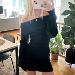 Stickad offshoulder klänning - Supersnygg och gosig stickad offshoulder klänning, aldrig använd!