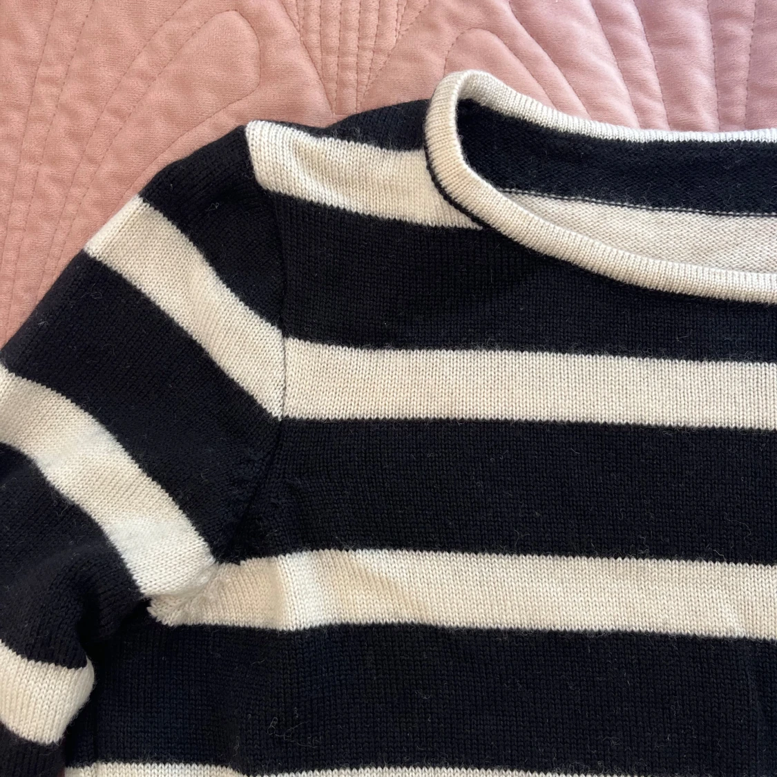 Svartvit stickad randig klänning - 1