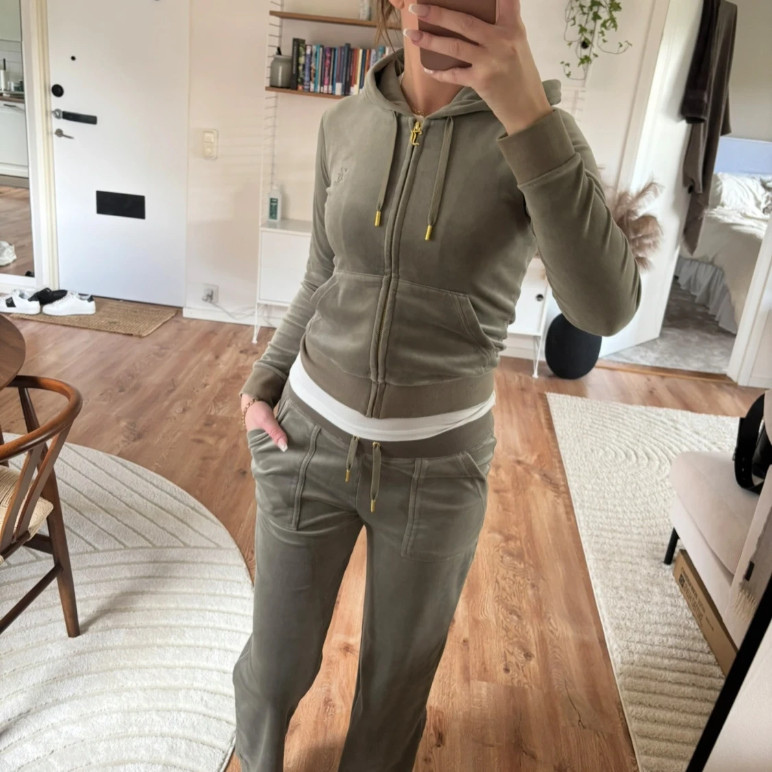 Olivgrön velourväst från Juicy Couture - 2