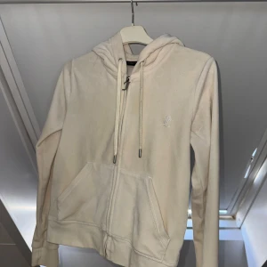 Juicy Couture set - Gul fläck på luvan, därav nedsatt pris. Kofta i st S, byxor i st XS. Kan köpas enskilt. Pris kan diskuteras vid snabb affär. 