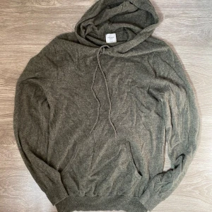 John Henric Kashmir Hoodie - Hej! Säljer en John Henric Kashmir hoodie som endast är använd en gång 💫 || Skick : Mycket bra || Storlek : M || Har du några frågor är det bara att höra av sig ⭐️