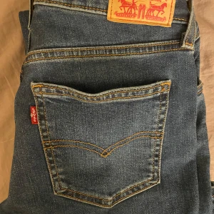 Levi's Superlow Bootcut jeans W26 L32 - Om du är osäker på din storlek skulle jg söga att dessa byxor är XS-S i midjan och passar i längden för någon som är 160-170cm