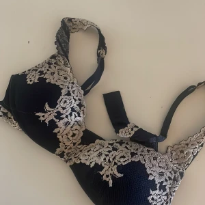 Svart/mörkblå Intimissimi bh - Säljer min Intimissimi bh för den inte kommer till användning lämgre, har en liknande i rosa om man skulle föredra det, pris kan diskuteras 😊storlek 75B