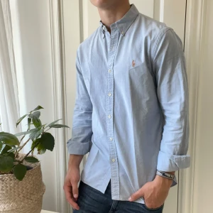 Ralph Lauren slim fit M skjorta  - Ralph Lauren skjorta slim fit M. Modellen är 180,75 kg. Inga defekter! Kom med frågor 🫶