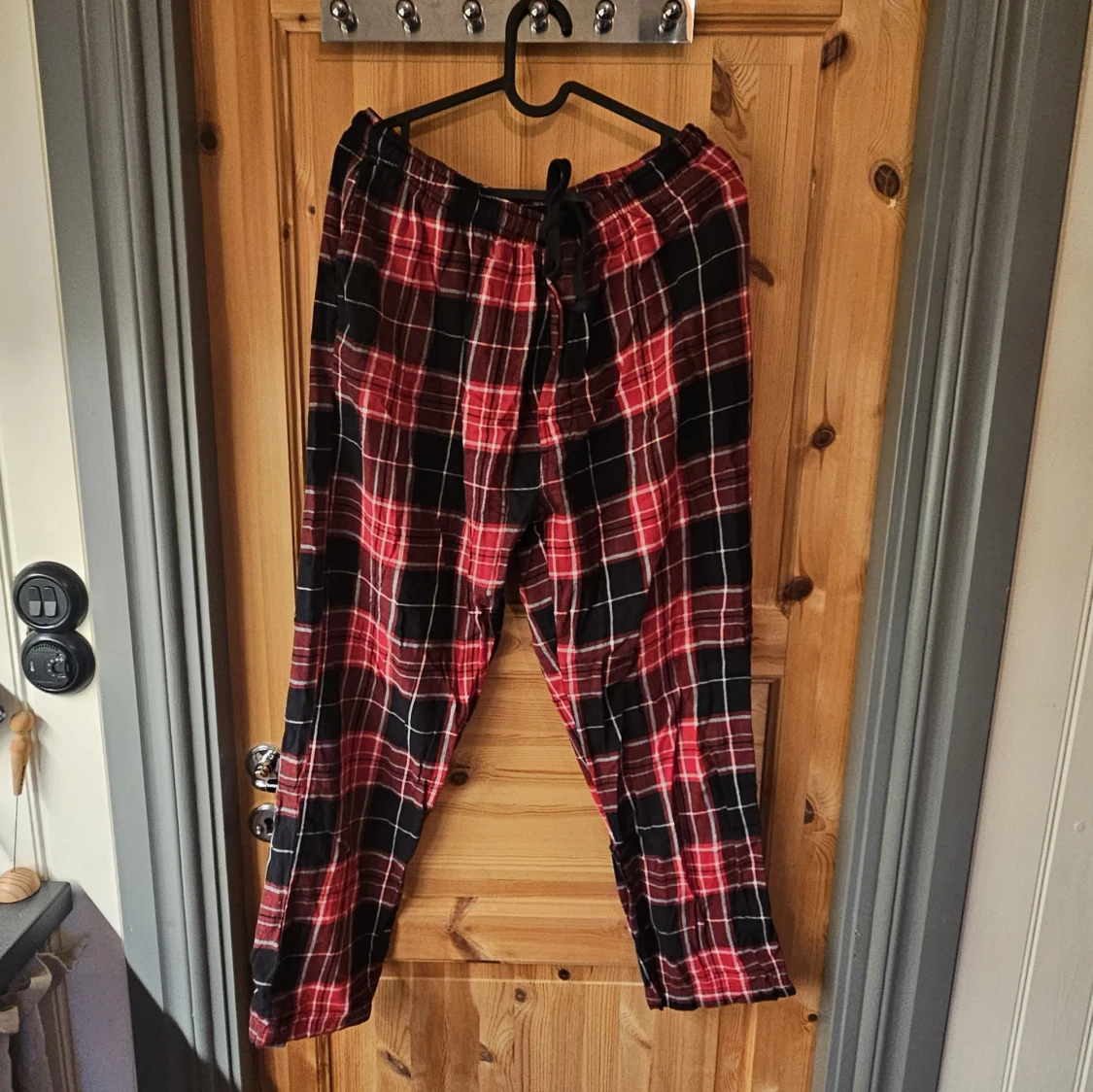 Rödrutiga mjukisbyxor med snörning