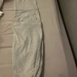 Grå mjukisbyxor i bomull - Säljer ett par grå mjukisbyxor i mjukt bomullsmaterial. Perfekta för chill dagar hemma eller när du vill vara bekväm. Klassisk passform med resår i midjan.