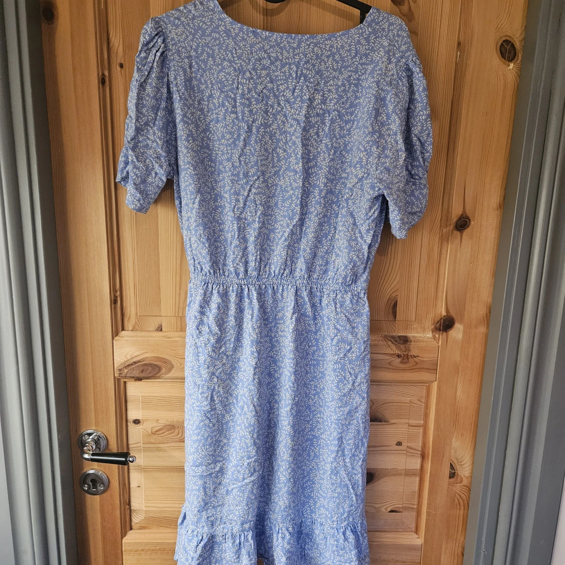 Blå omlottklänning med bladmönster - 1