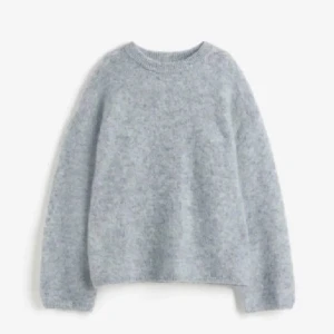 Stickad tröja mohair - Jättefin stickad tröja i mohair! Helt ny utan prislapp. Nypris är 700kr. Den är helt slutsåld och finns ej att få tag på längre online eller i butik. Passar storlek xs/s