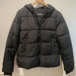 Oversize jacka - En varm jacka från pieces som aldrig kommit till användning. Den passar bra till både höst och vinter men kan bli lite kyligt på vinter för den är inte jätte varm.