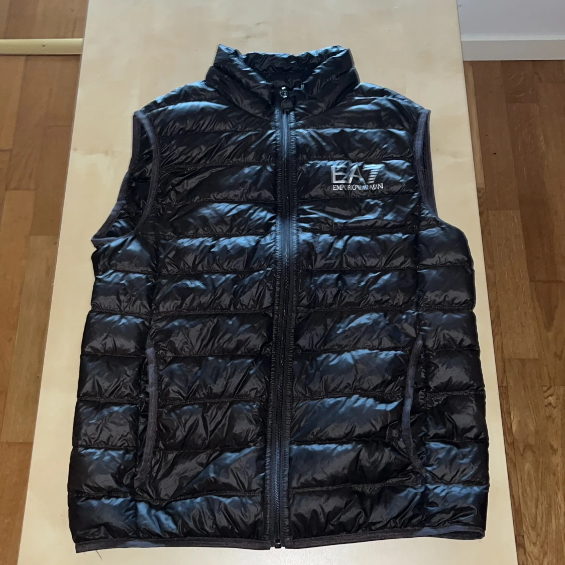 Mörkgrå dunväst från Emporio Armani EA7