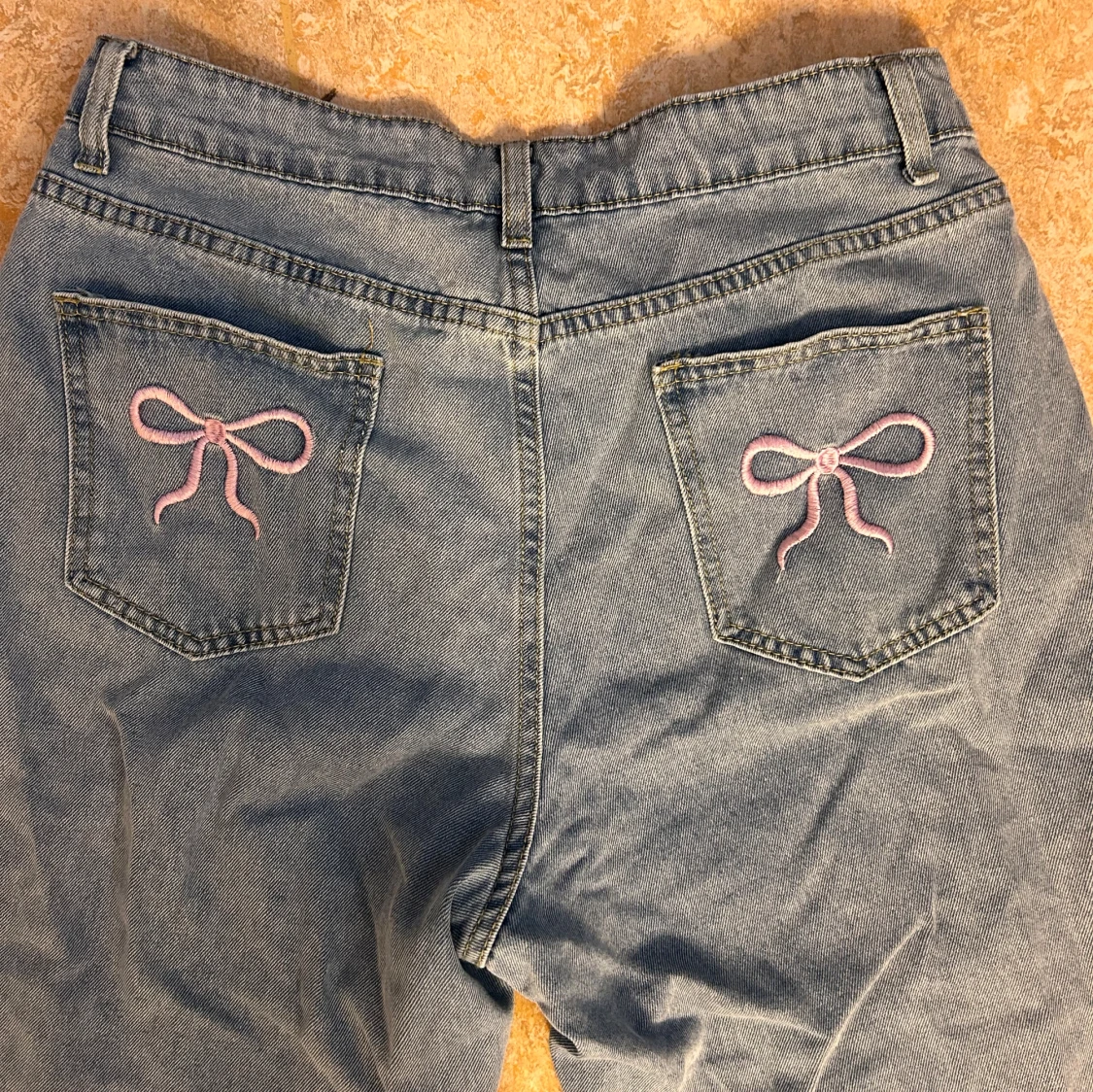 Blå jeans med rosa rosetter - 2