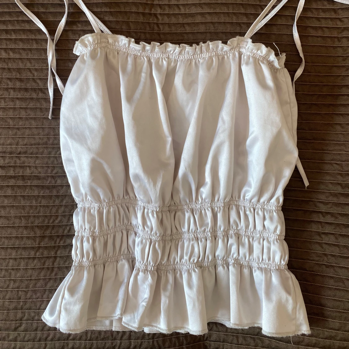 Ljus silkestopp med knytband