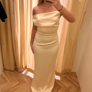 Gul balklänning Adoore - Gula balklänningen från Adoore i strl 36, använd en gång🌸💕