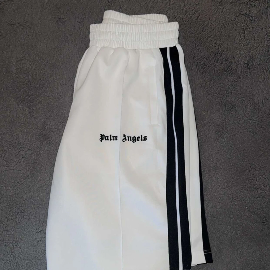 Palm Angels vita shorts med svarta ränder - 1